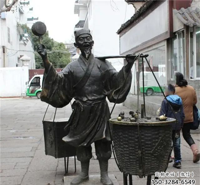 挑扁擔小販雕塑廠家，仿古人物雕塑小品，步行街民俗人物擺件