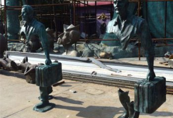 旅行者雕塑廠家，街頭抽象人物小品，仿銅旅行者雕塑