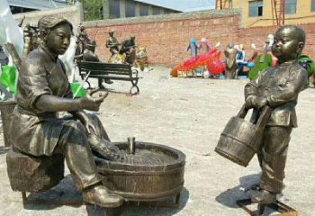 洗衣服雕塑廠家，農(nóng)村民俗人物雕塑，仿銅洗衣服雕塑制作