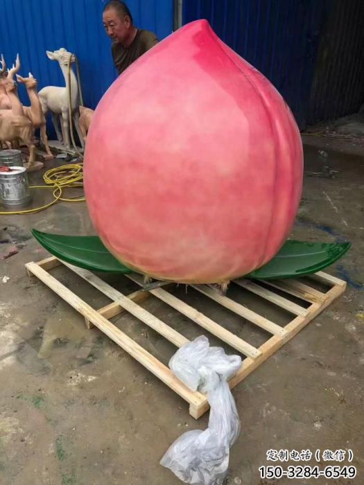 桃子雕塑廠家，創(chuàng)意水果桃子，玻璃鋼桃子仿真雕塑