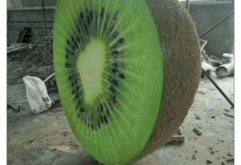 獼猴桃雕塑廠家，水果仿真彩繪主題，園林小品雕塑擺件