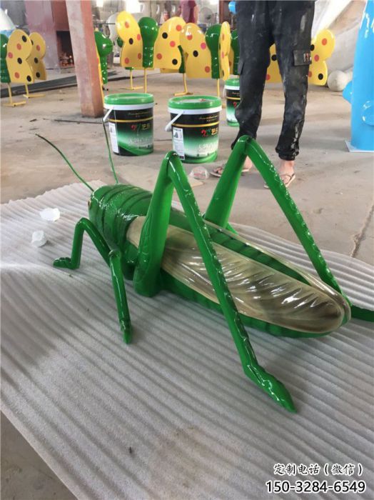 蟈蟈雕塑廠家，仿真昆蟲擺件，玻璃鋼彩繪蟈蟈雕塑