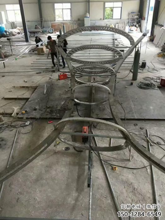 抽象魚尾雕塑 店門口彩繪雕塑 步行街擺件