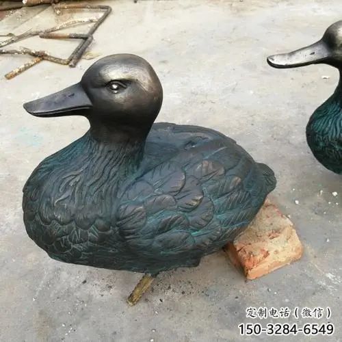 大型鴨子雕塑廠家，仿真動物， 廣場街頭擺件