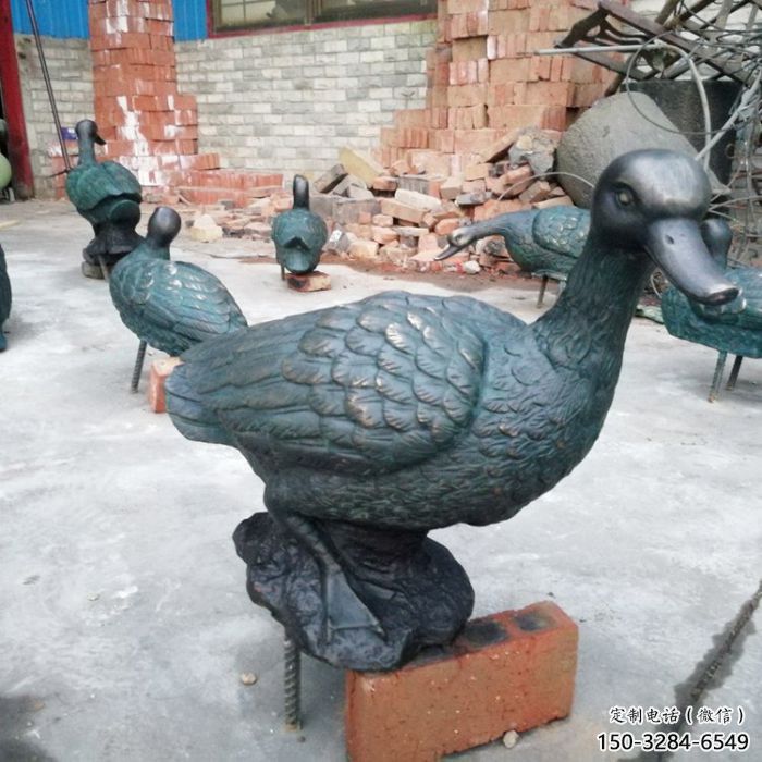 生產鴨子雕塑廠家，仿真動物， 廣場動物類型