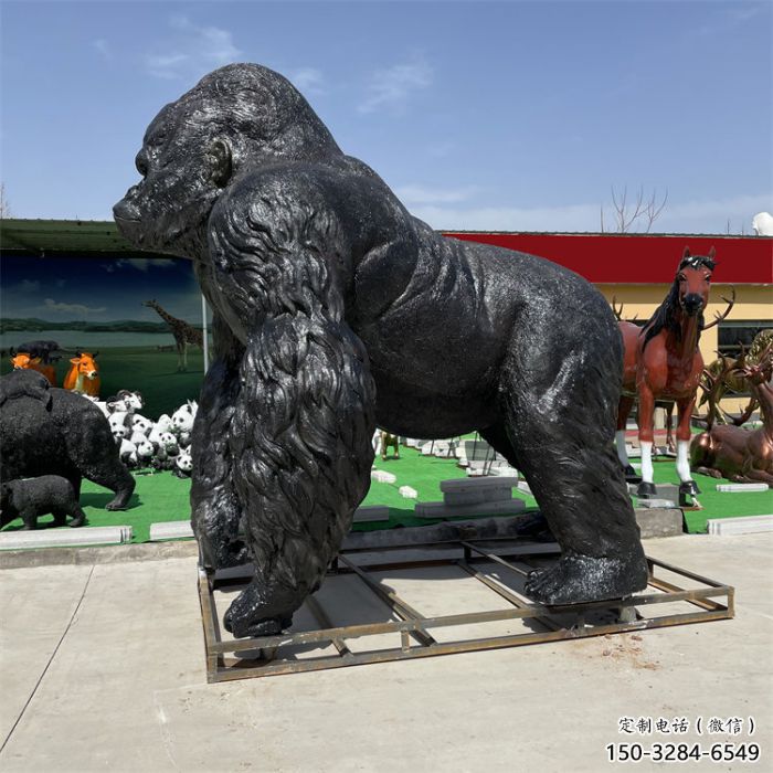 庭院猩猩雕塑廠家，動物小品，烤漆仿古工藝