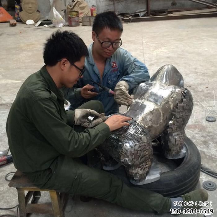 提供幼兒園猩猩雕塑，動(dòng)物文化，鍛造工藝