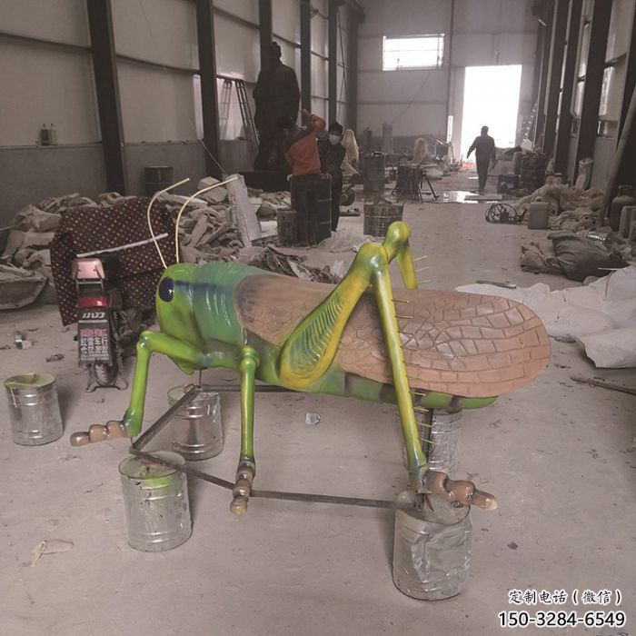 步行街蝗蟲雕塑，玻璃鋼昆蟲雕塑，彩繪效果