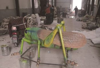 步行街蝗蟲雕塑，玻璃鋼昆蟲雕塑，彩繪效果