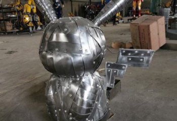 機(jī)甲版卡通小兔子雕塑