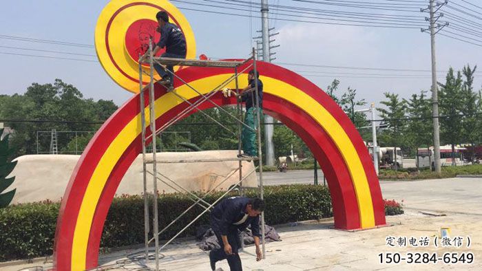 涇源烤漆拱門雕塑，彩虹圖案設(shè)計，不銹鋼大門雕塑實(shí)景