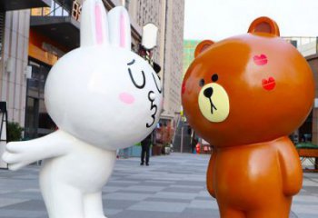 巴彥淖爾步行街布朗熊雕塑，玻璃鋼動(dòng)物雕塑，卡通方式