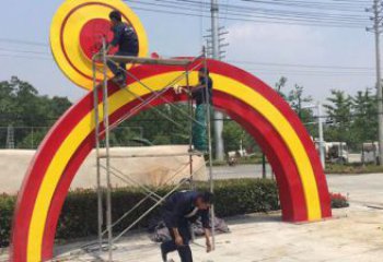 海晏烤漆拱門雕塑，彩虹圖案設(shè)計，不銹鋼大門雕塑實(shí)景