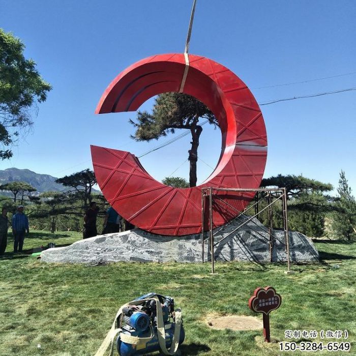 草地精神堡壘雕塑